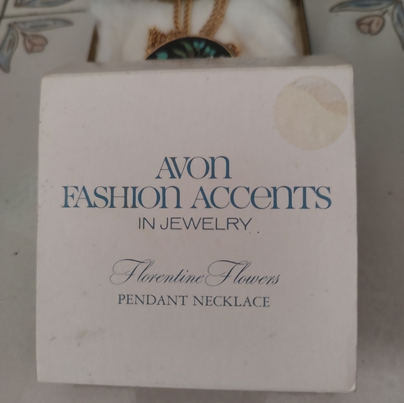 Vintage Signed Avon Florentine Painted Flowers Pendant And Necklace Gold Tone. - Picture 3 of 3
